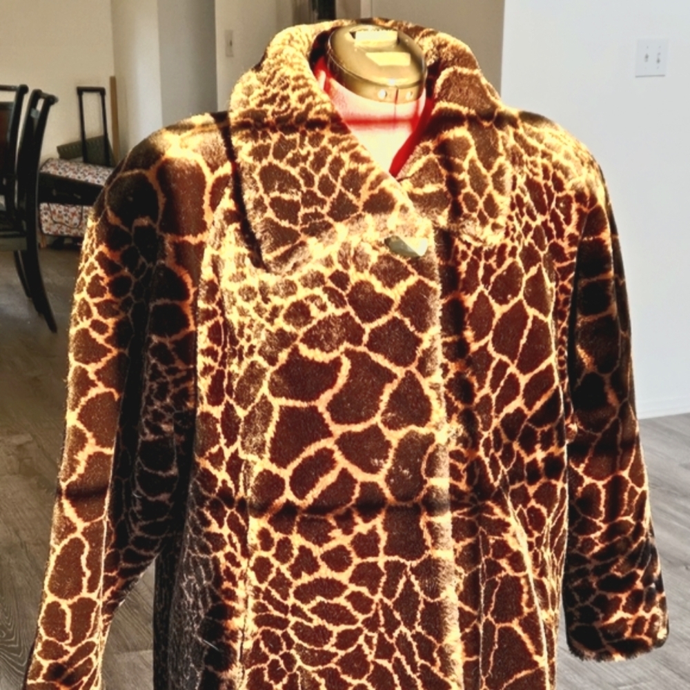 Giraffe Print Faux Fur Swing Coat. Size 3X
